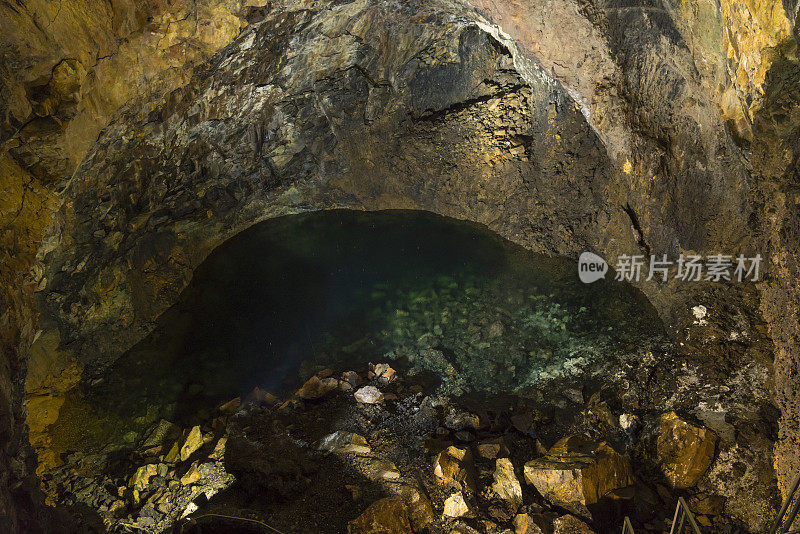 亚速尔群岛特塞拉岛的 Algar do Carvao 洞穴